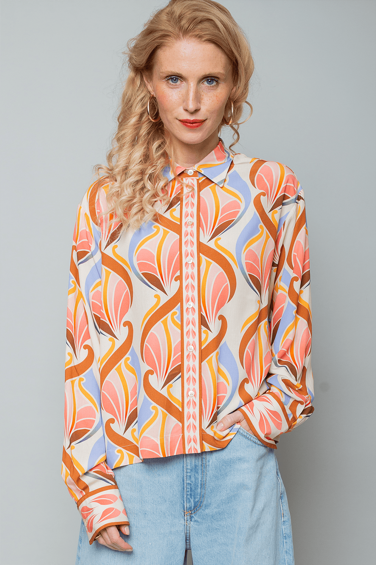 Bluse mit glockigem Rücken peach multi graphic Bluse Emily van den Bergh