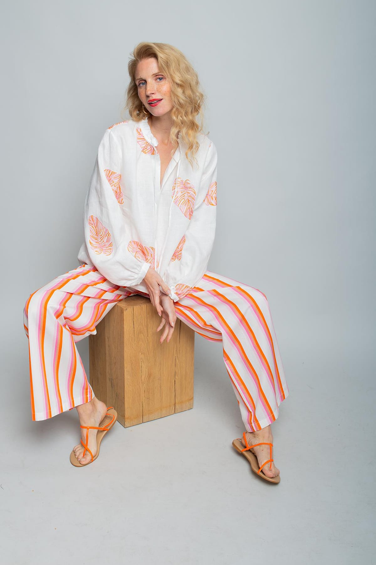 Bluse mit kleiner Rüsche am Kragen und Bändern offwhite Bluse Emily van den Bergh