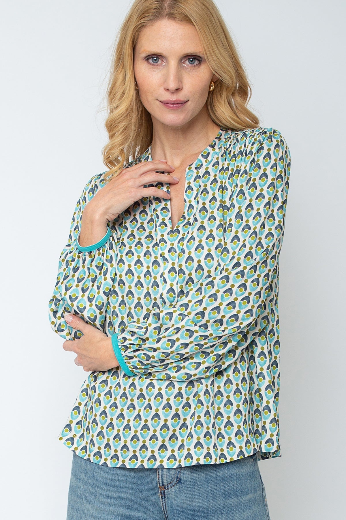 Bluse mit V-Ausschnitt sand blue geometric Bluse Emily van den Bergh
