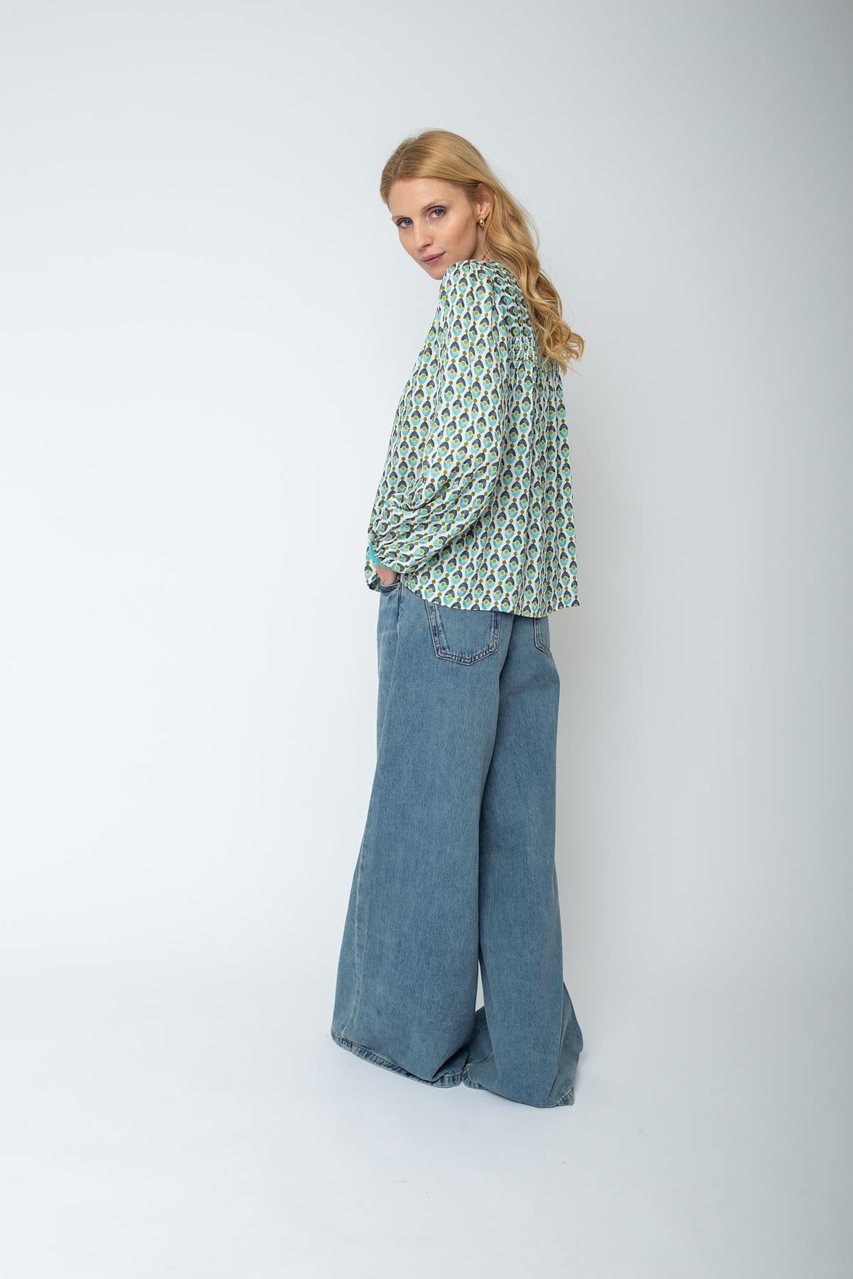 Bluse mit V-Ausschnitt sand blue geometric Bluse Emily van den Bergh