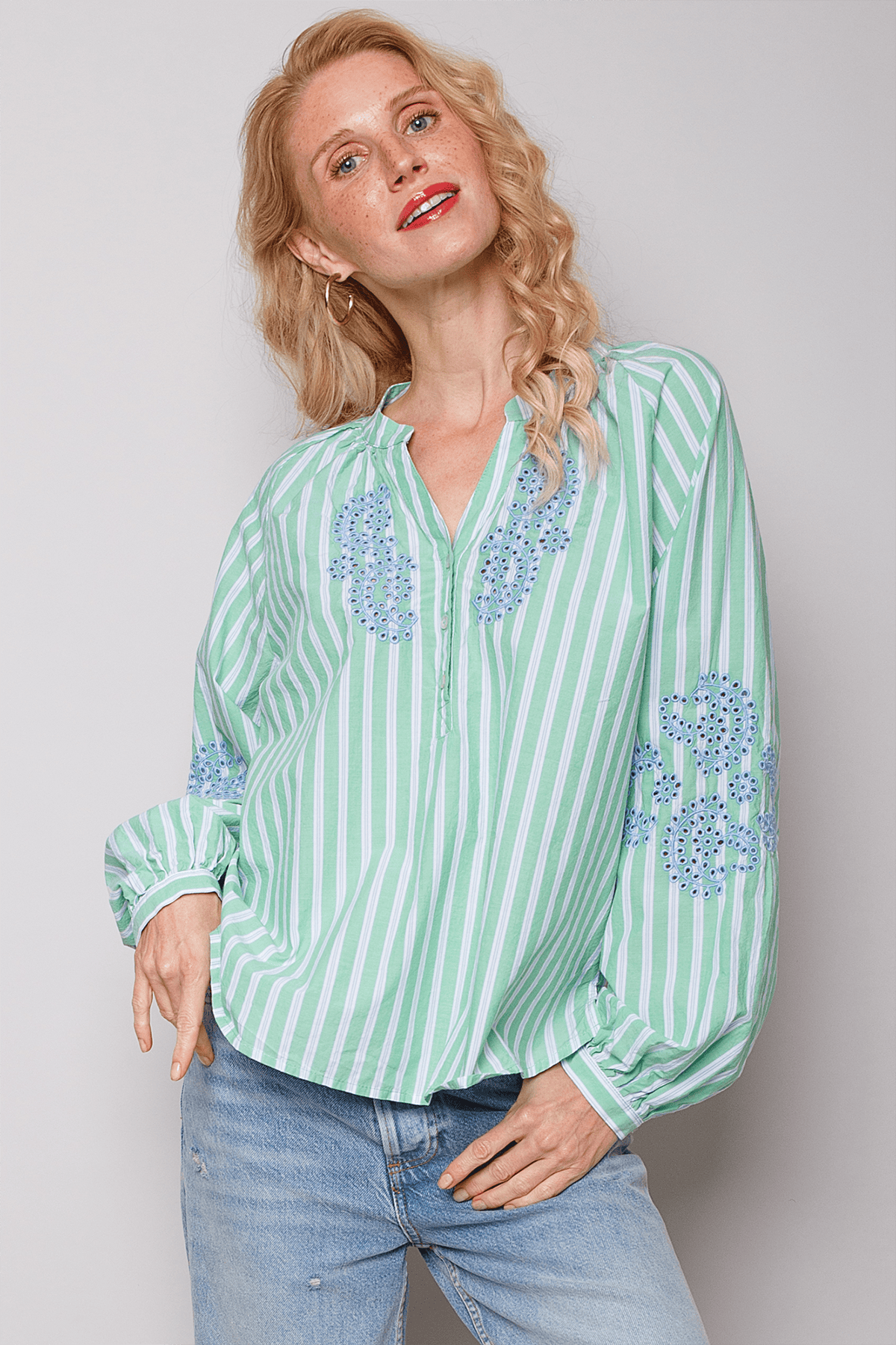 Bluse mit V-Ausschnitt und Muster green white stripe Bluse Emily van den Bergh