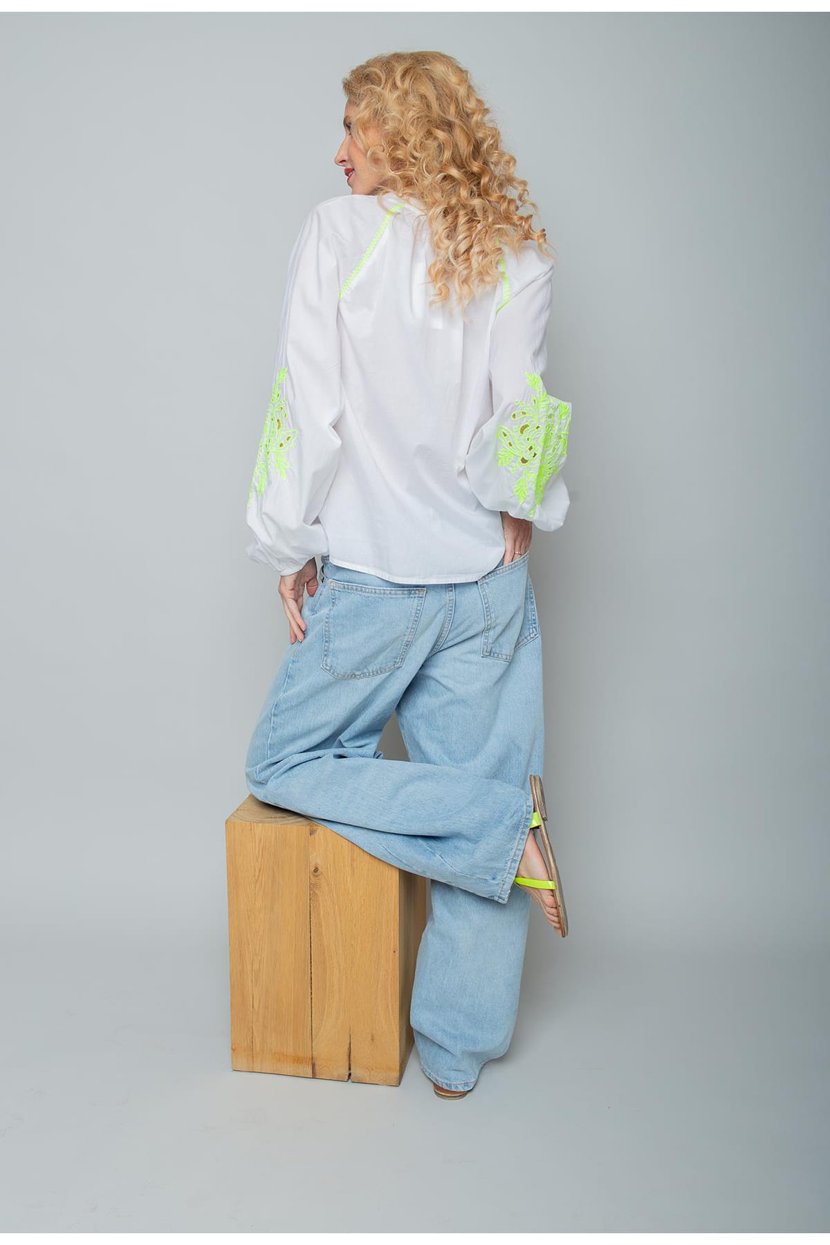 Bluse mit V-Ausschnitt und neon Detail white Bluse Emily van den Bergh