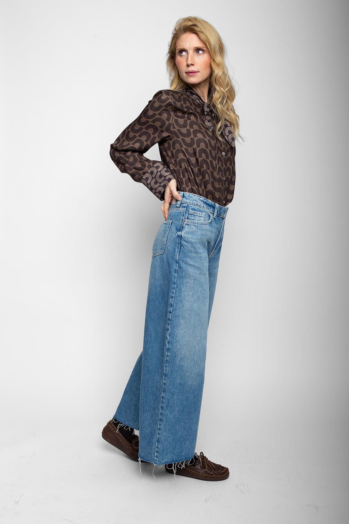 Bluse Schluppe und Manschette aus Bordüre brown taupe Bluse Emily van den Bergh