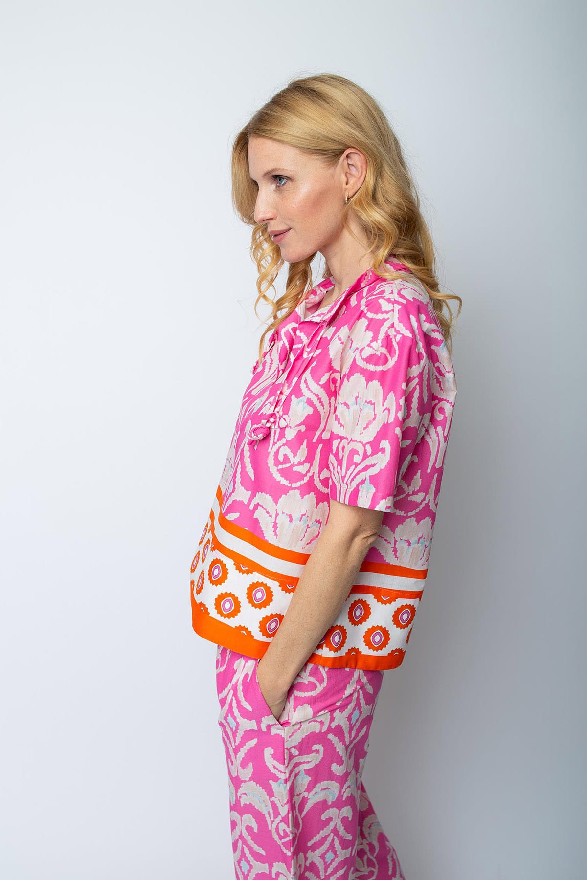 Damenbluse mit Kragenschlaufe pink orange border Bluse Emily van den Bergh