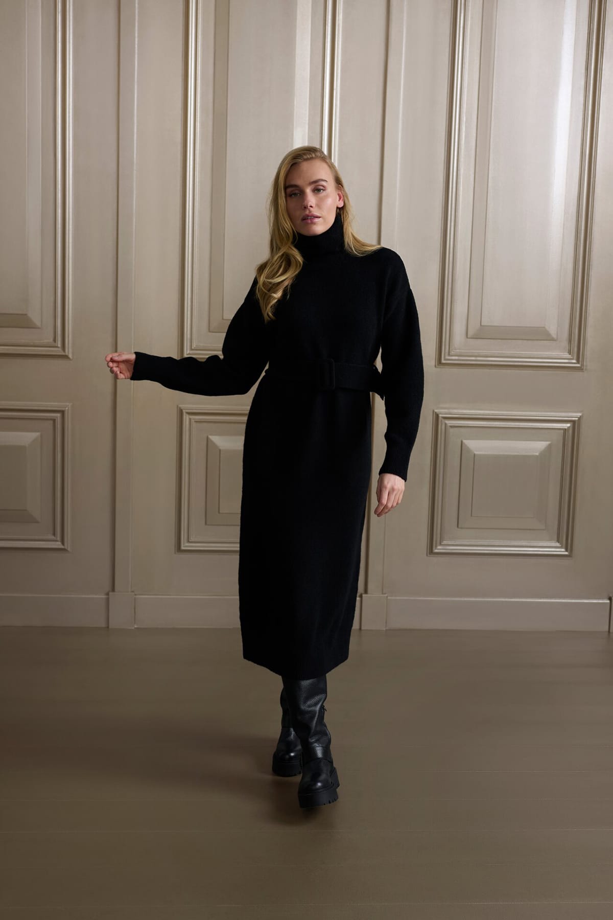 Kleid High neckline knit dress with belt BLACK Kleid YAYA