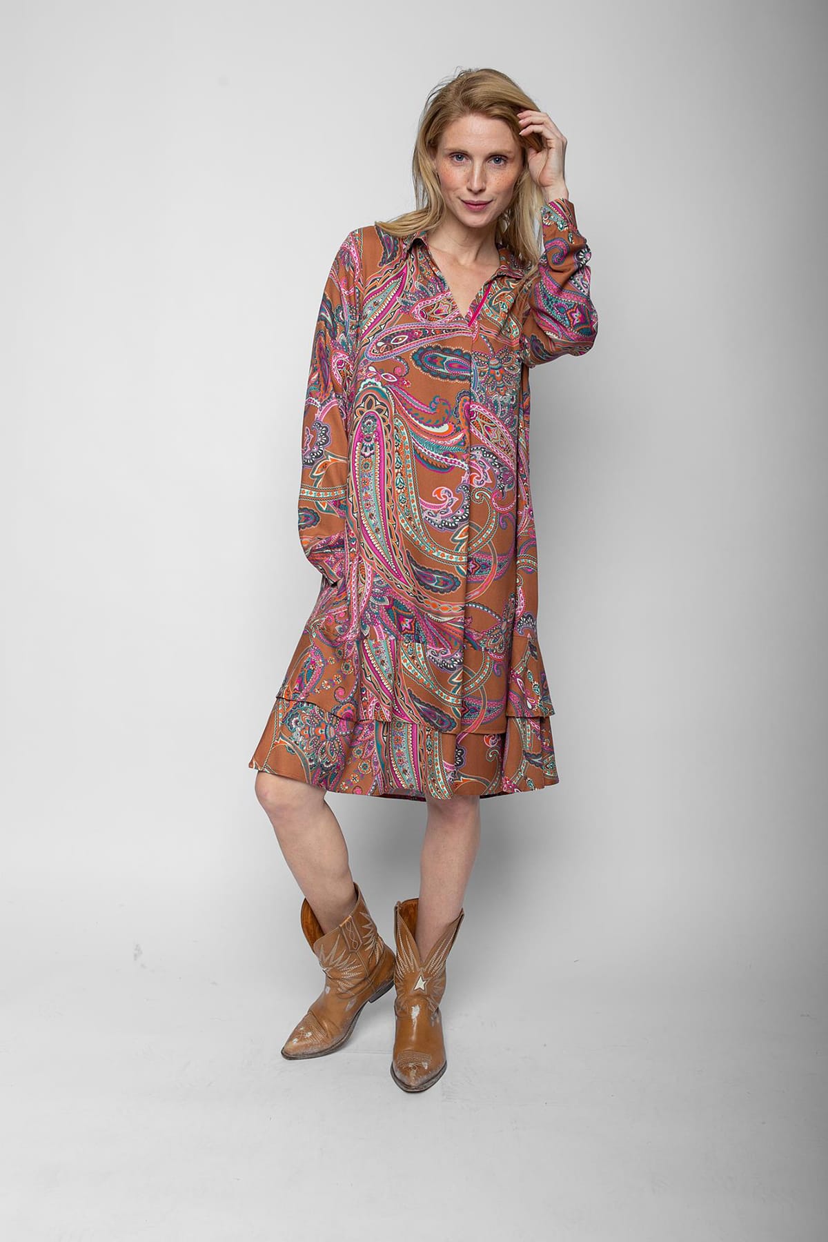 Kleid mit zwei sanft schwingenden Volants multi paisley Kleid Emily van den Bergh