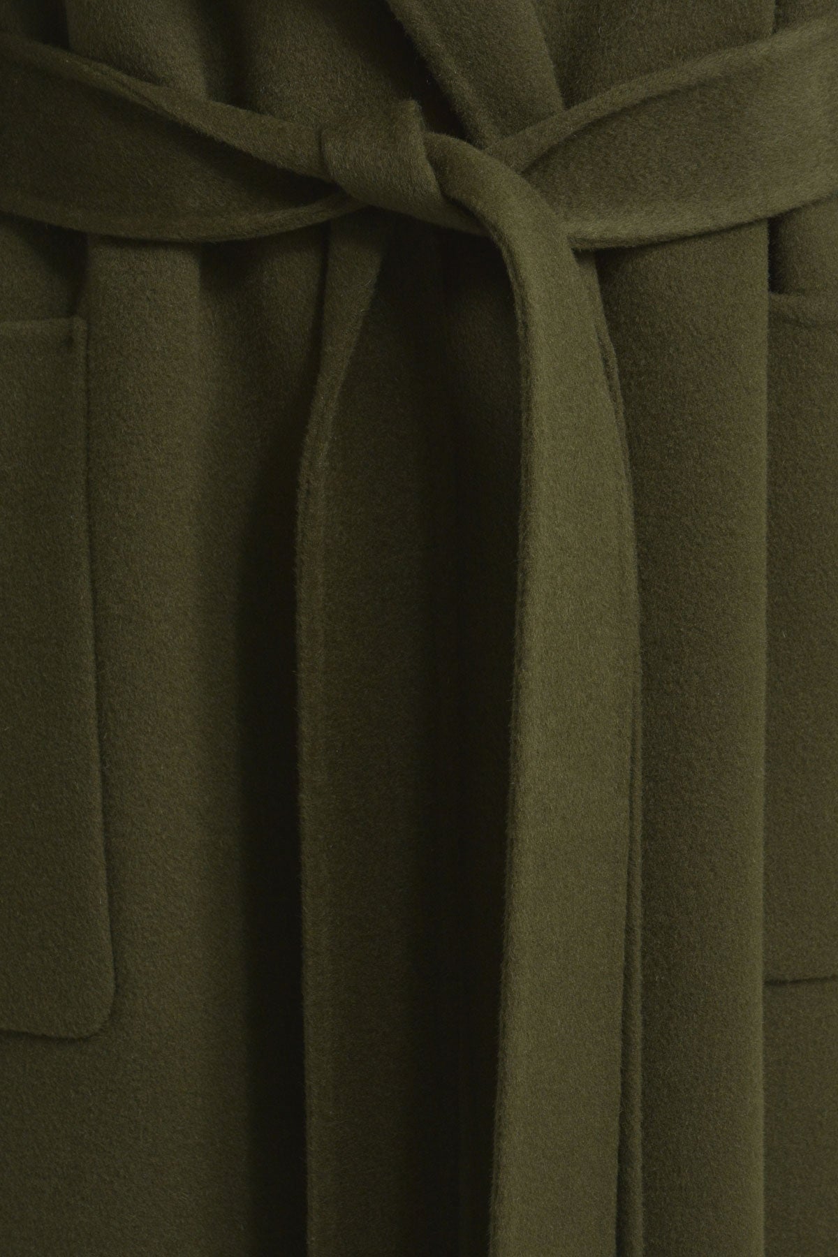 Mantel w collar and lapel, 1/1 sleeves, patched pockets and belt khaki Mantel Milano