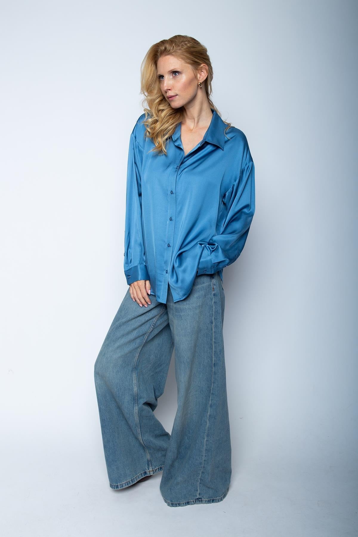 Bluse aus glänzender Viskose denim blue Bluse Emily van den Bergh 