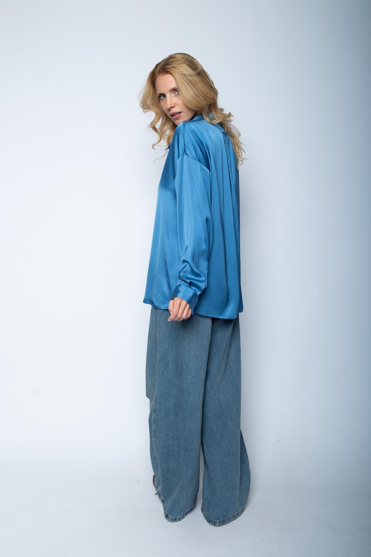 Bluse aus glänzender Viskose denim blue Bluse Emily van den Bergh 