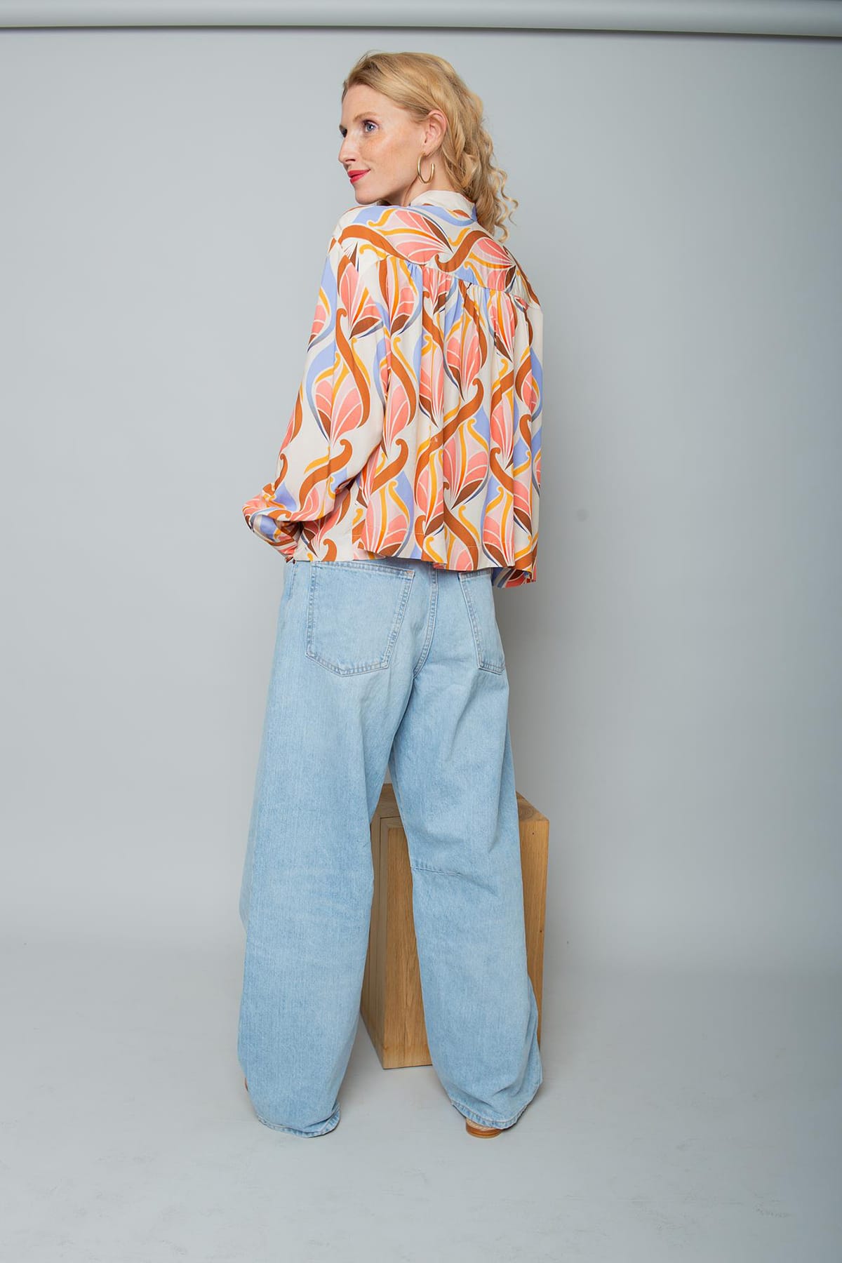 Bluse mit glockigem Rücken peach multi graphic Bluse Emily van den Bergh 