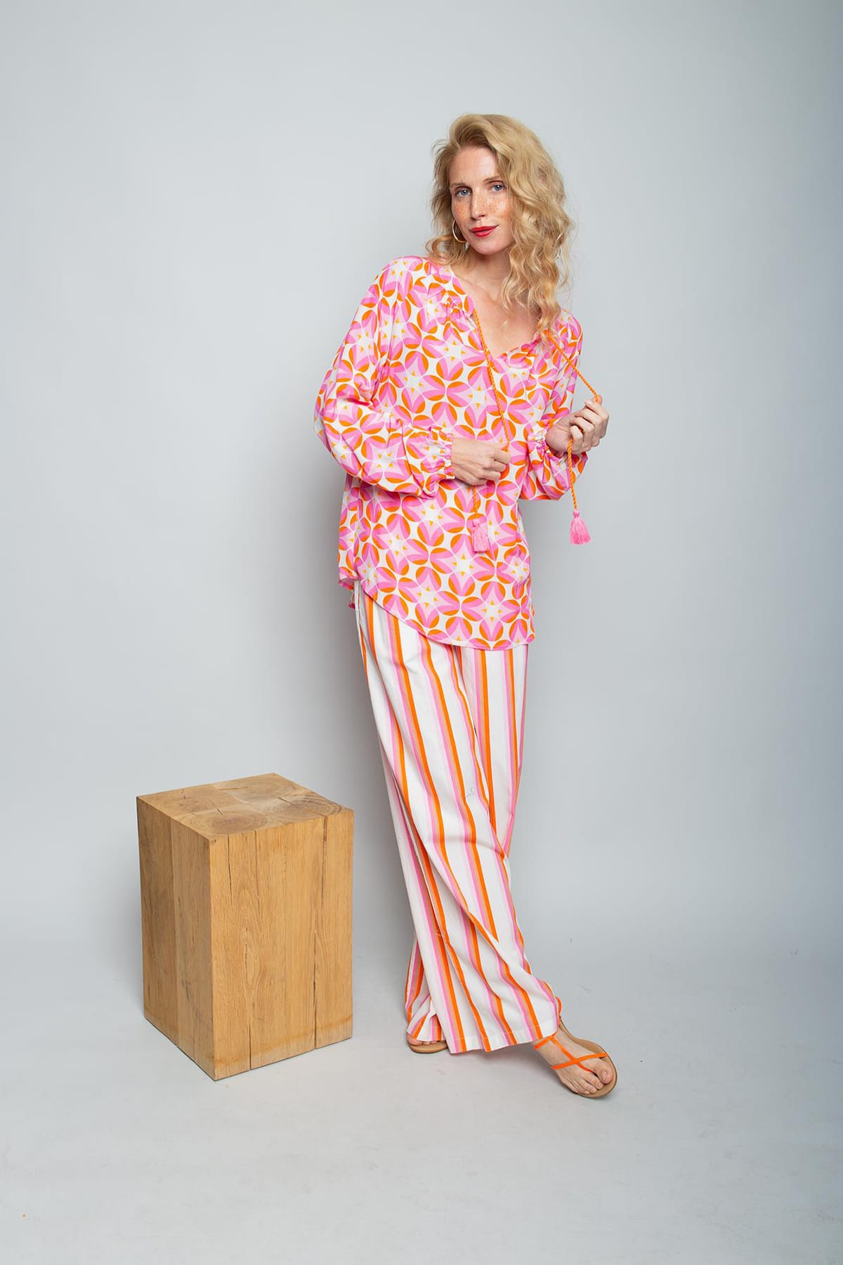Bluse mit V-Ausschnitt mit farblich abgestimmten Bindebändern rose pink dots Bluse Emily van den Bergh 