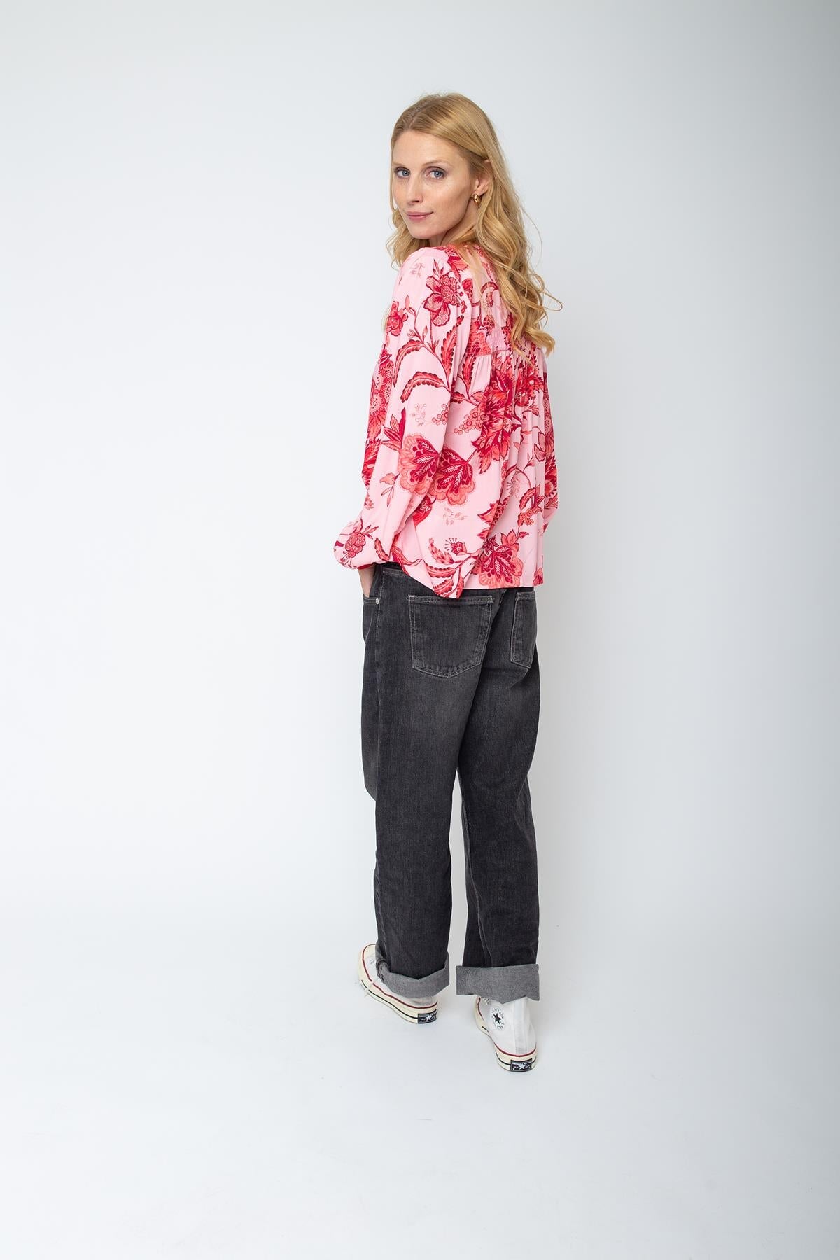 Bluse mit V-Ausschnitt rose red flowers Bluse Emily van den Bergh 