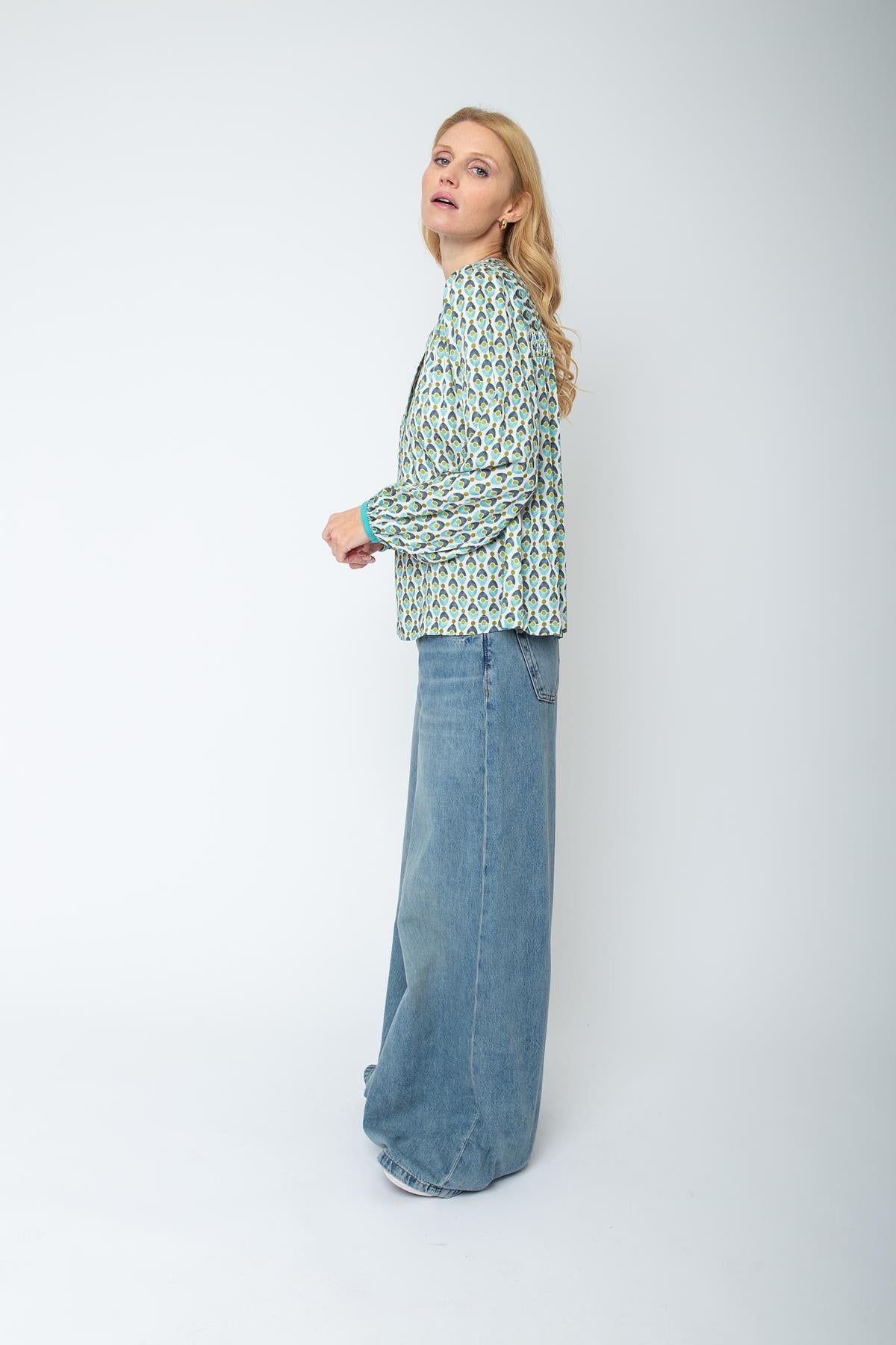 Bluse mit V-Ausschnitt sand blue geometric Bluse Emily van den Bergh 