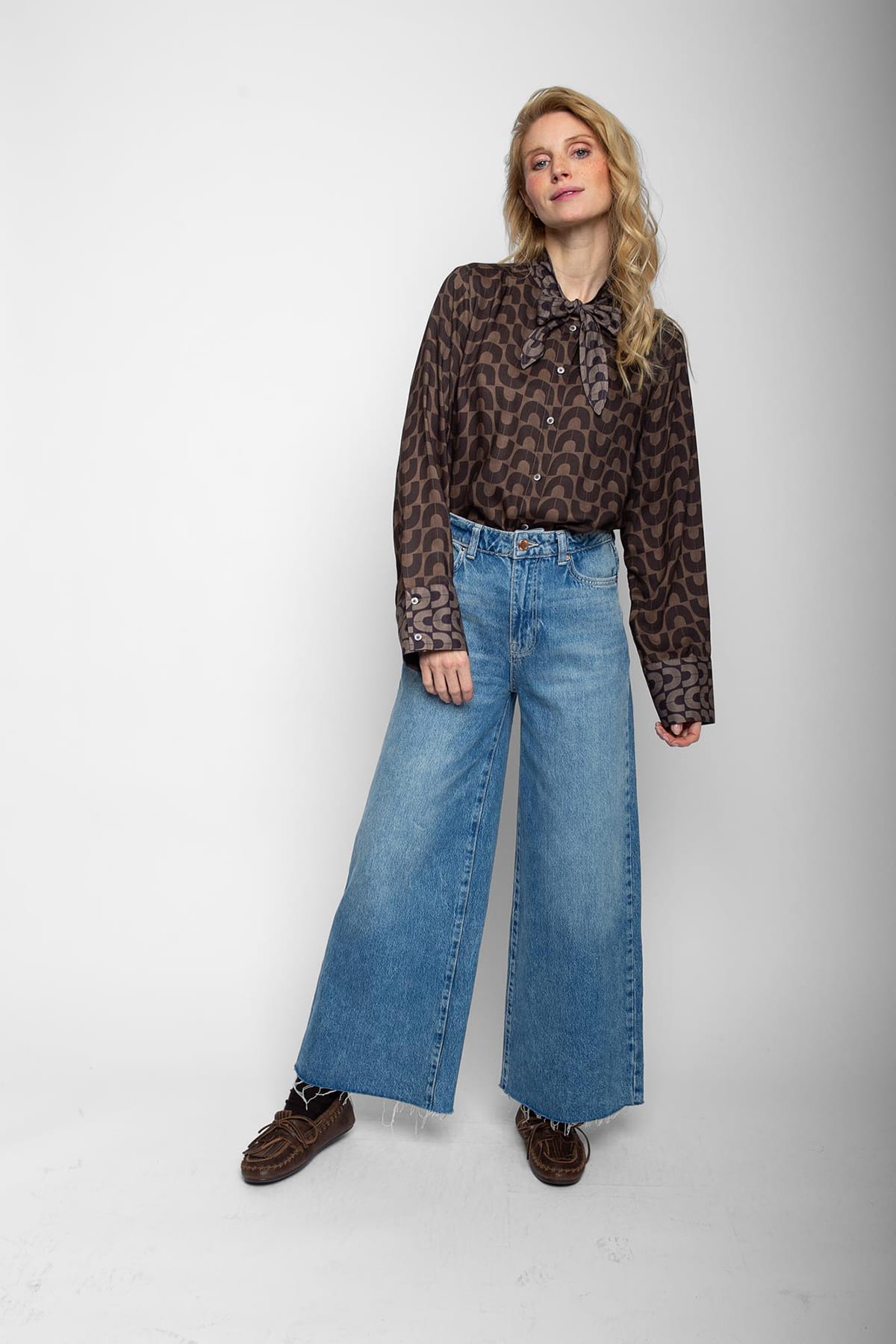 Bluse Schluppe und Manschette aus Bordüre brown taupe Bluse Emily van den Bergh 