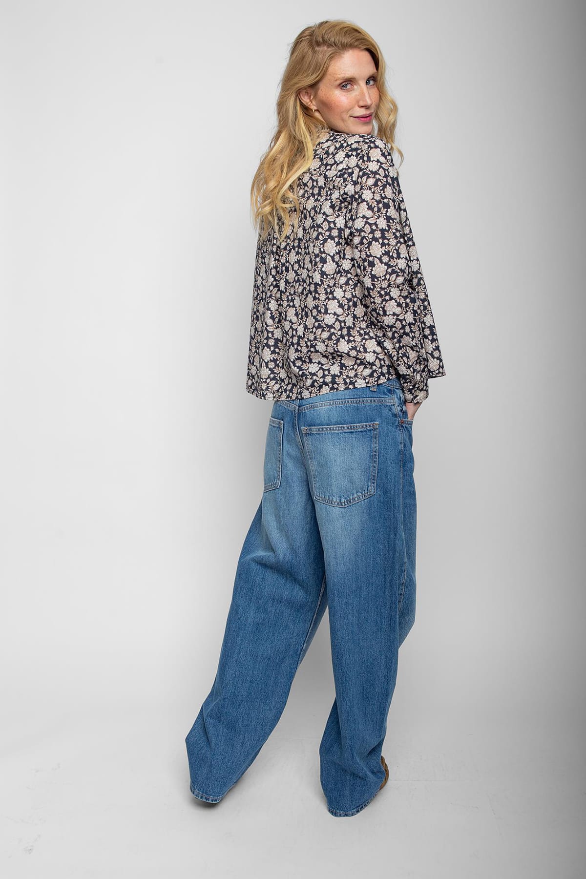 Bluse winterlicher Flower-Druck black ecru flowers Bluse Emily van den Bergh 