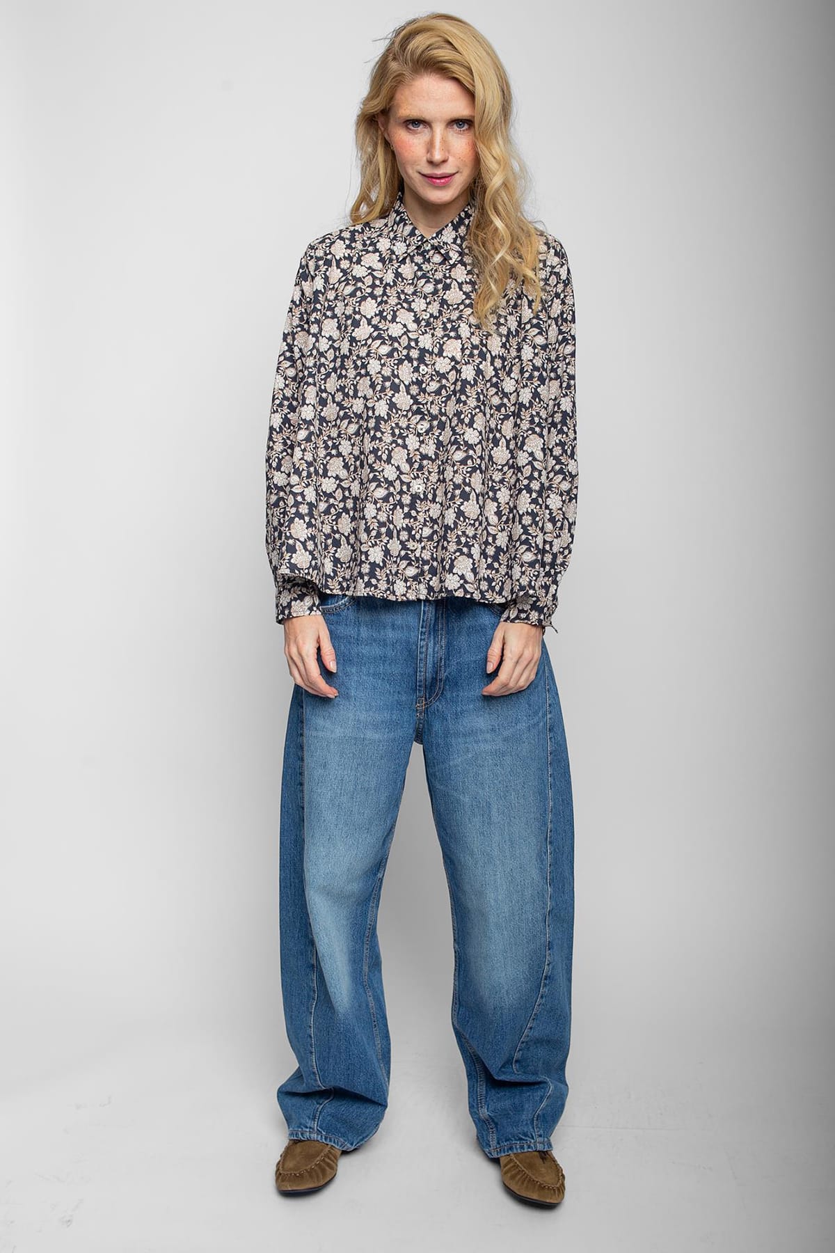 Bluse winterlicher Flower-Druck black ecru flowers Bluse Emily van den Bergh 