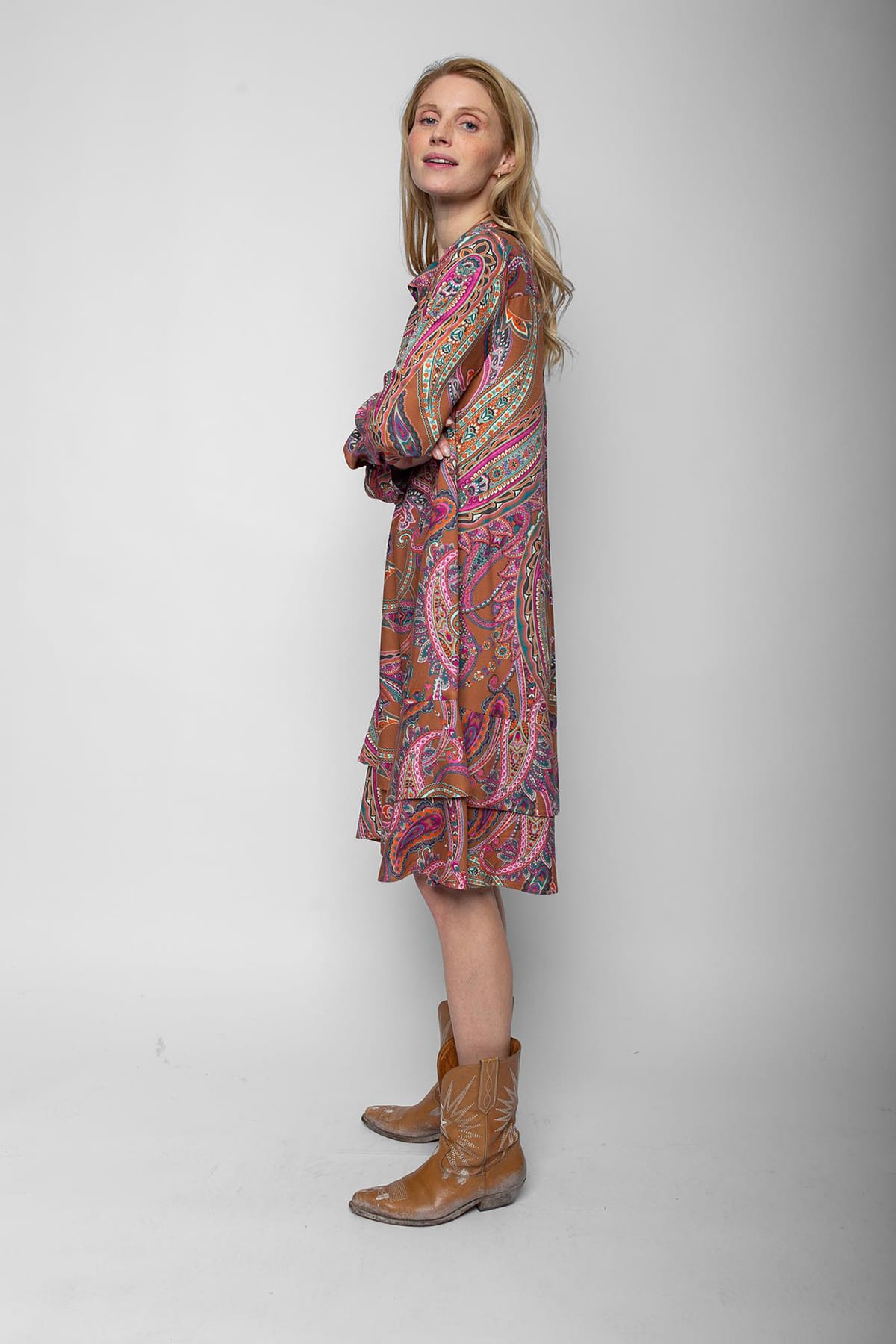 Kleid mit zwei sanft schwingenden Volants multi paisley Kleid Emily van den Bergh 