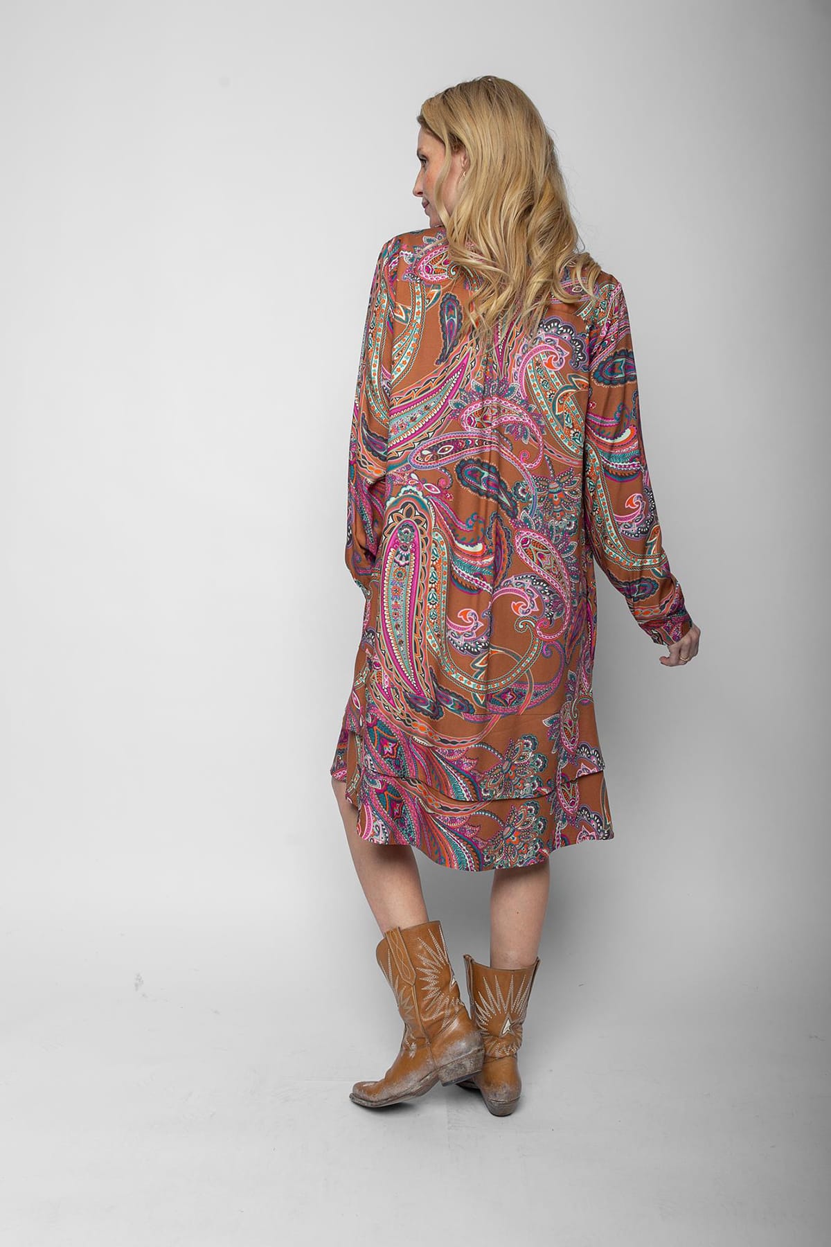 Kleid mit zwei sanft schwingenden Volants multi paisley Kleid Emily van den Bergh 