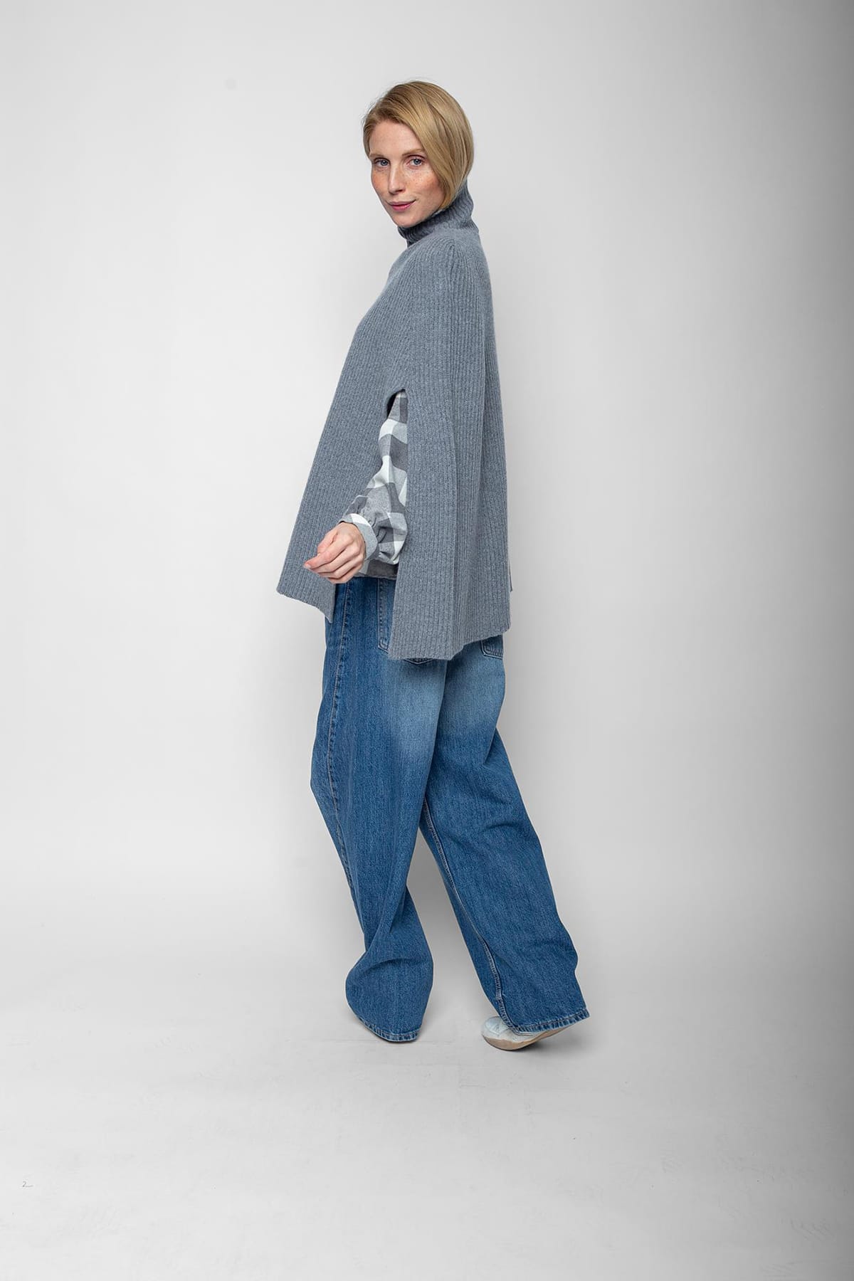 Poncho MIT LANGEN ÄRMELSCHLITZEN grey Poncho Emily van den Bergh 